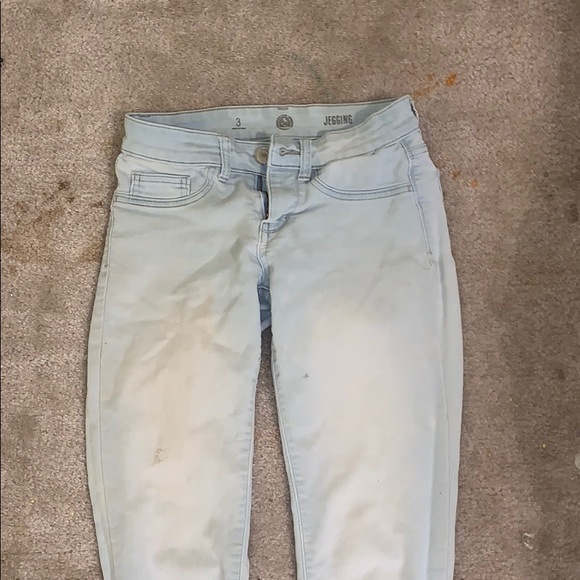 A pair of light-wash jegging - Picture 3 of 3